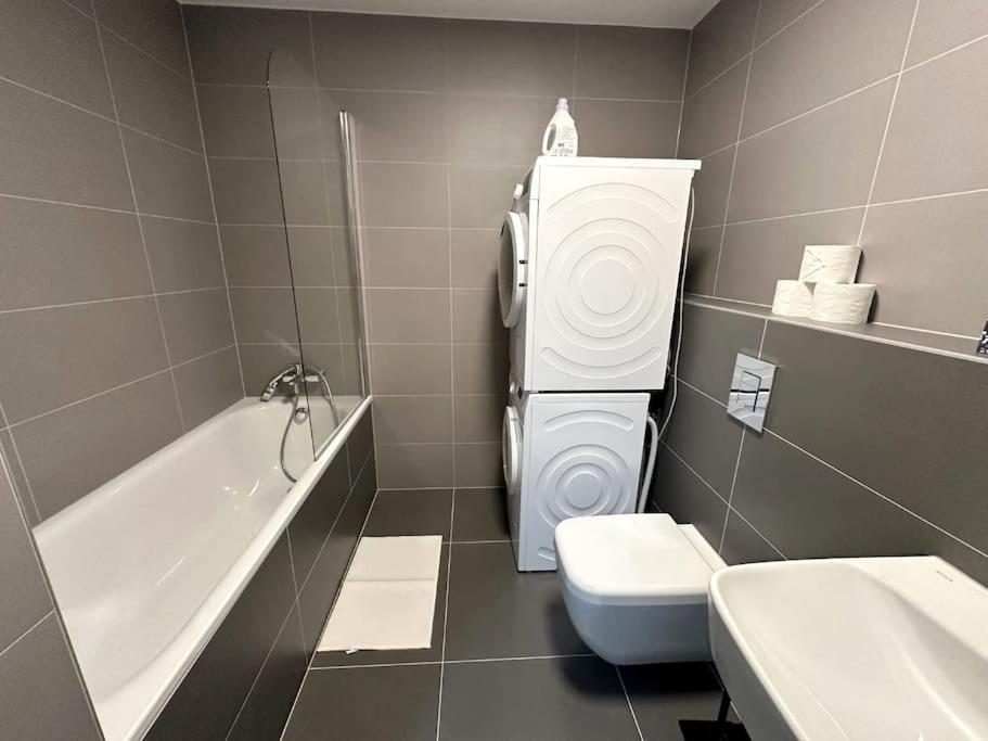 New Apartment Near Tipos Arena, Free Parking, Danubius One Building Братислава Екстериор снимка